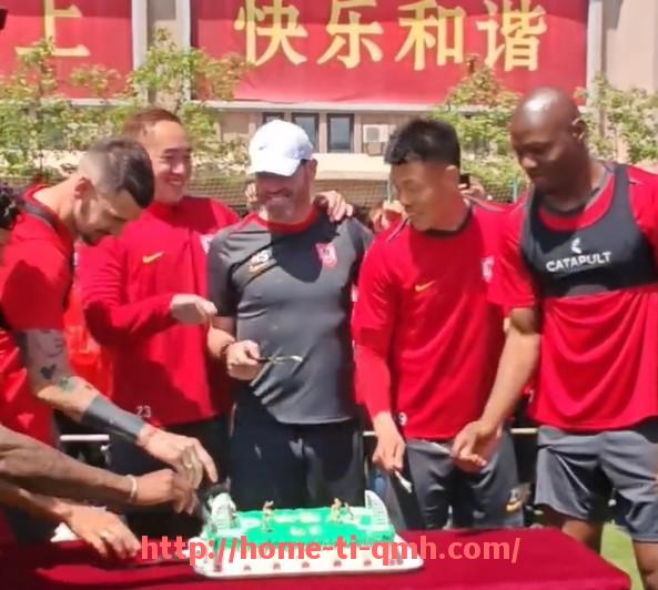 球盟会官网-英超球衣胸前红花图案的象征及历史背景